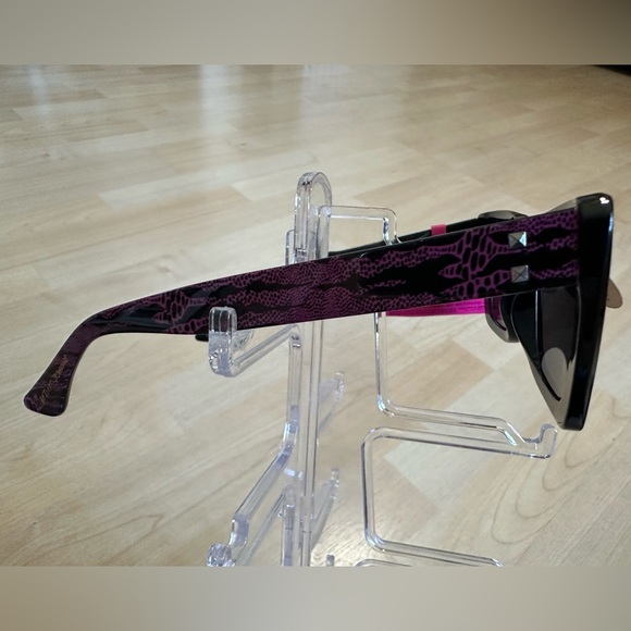 Betsey Johnson 100% UVA-UVB Lens Protection - Picture 3 of 6